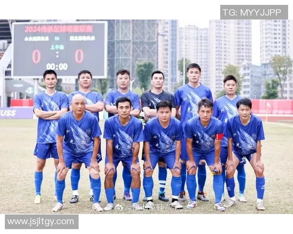 足球明星齐聚一堂组队踢球精彩瞬间尽在此图分享